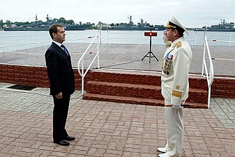 Itämeren laivaston komentaja Viktor Tširkov tervehtii ylipäällikköään, presidentti Dmitri Medvedeviä Baltijskissa.