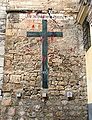 Cruz manchada de pintura roja en la Catedral de Cuenca.