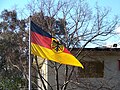 Bundesdienstflagge vor der Deutschen Botschaft in Canberra