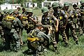 Soldados de las Fuerzas Especiales del Ejército de estados unidos inspeccionan los paracaídas que usaron los paracaidistas colombianos durante el ejercicio conjunto de contrainsurgencia, 1985.