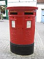 En britisk innleveringspostkasse – «pillar box» – med to åpninger, en til frimerket og en til frankert post.