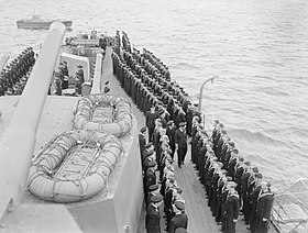 Король Георг VI инспектирует лёгкий крейсер HMS Manchester, Хоум Флит