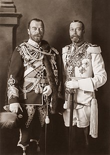 الإمبراطور الروسي نقولا الثاني (يسارًا) ونسيبه جورج الخامس ملك المملكة المتحدة سنة 1913م