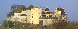 s Schloss Länzbrg, vo Südoschte her gseh
