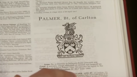 Com uma serpe no topo do brasão da família de Palmer, Bt, de Carlton, em Burke's Peerage & Baronetage (provável edição de 1999), com o lema "Par sit fortuna labori" (que o sucesso seja igual ao trabalho).[19]