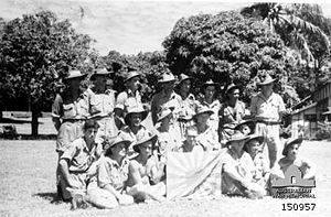 Australialaisjoukkoja japanilainen lippu hallussaan Goodenoughsaaren taistelun aikana