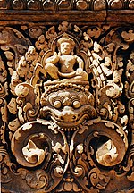 Framstilling av ei verneånd (jaksja) oppå eit fabeldyr (som heiter Kala eller Rahu) på Banteay Srei i Angkor i Kambodsja.
