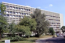 "יחידת מגורים" (Unité d'Habitation) שבנה לה קורבוזיה במרסאיל. בניינים דומים נבנו גם בצרפת