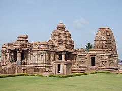 द्रविड़ियन शैली में मल्लिकार्जुन मंदिर और नागर शैली में काशी विश्वनाथ मंदिर, निर्माण 740 ई॰