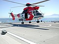 一架直升機降落在 HSV-2 Swift（英語：HSV-2 Swift）雙體船的直升機甲板