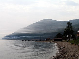 Blick auf die Berge des Baikalgebirges im Sommer von Bolshiye Koty aus am Südwestufer des Baikalsees