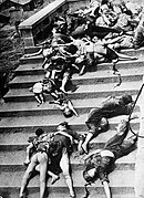 Žrtve panike ob japonskem bombardiranju.