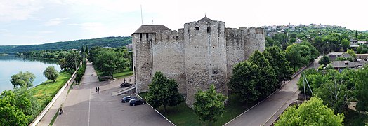 Paysage moldave à Soroca avec le fleuve Nistru ou Dniestr et la forteresse.