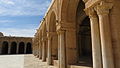 Colonnes adossées à des piliers, et corbeaux (petites consoles intercalées entre les arcs) de la façade du portique occidental de la cour.