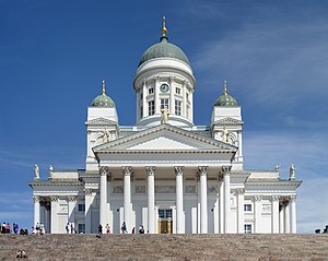 Helsingin tuomiokirkko nähtynä Senaatintorilta.