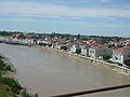 C'est à Tonnay-Charente, ville riveraine de la rive droite de la Charente, que commence l'estuaire du fleuve bordant l'Aunis au Sud.