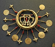 Phòng 12 - Một chiếc bông tai bằng vàng từ Kho báu Aegina, Hy Lạp, 1700-1500 trước Công nguyên