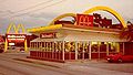 McDonald's in Tampa, Florida, cu vechea sigla "Milioane si Milioane"