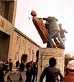 Повалення статуї шаха під час Революції