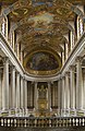Vista del interior de la capilla del Palacio de Versalles. La construcción inició en 1689 y fue dedicada a San Luis. Se interrumpió su construcción durante la guerra y se retomó en 1699 dirigida por Jules Hardouin Mansart, que murió antes de terminar los trabajos en 1708. Se terminó en 1710 por Robert de Cotte, cuñado de Mansart. Por Diliff