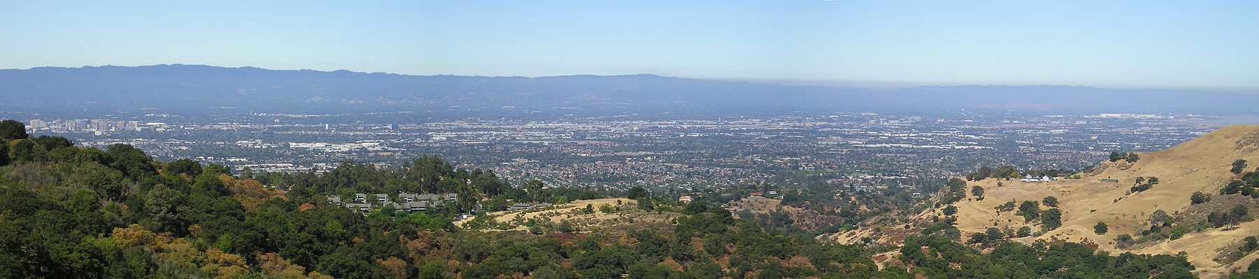 Pogled na Silicijsku dolinu u smjeru zapada iz Alum Rock parka pored San Josea. S lijeva na desno (od juga prema sjeveru): Mountain View, Sunnyvale, Palo Alto itd. Na desnom kraju slike vidi se dio Zaljeva San Francisco.