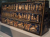 Stindardul Urului; 2600–2400 î.Hr.; scoici, calcar roșu și lapis lazuli pe lemn; înălțime: 21,7 cm, lungime: 50,4 cm; descoperit în Cimitirul Regal din Ur (Guvernoratul Dhi Qar, Irak); British Museum