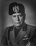 Benito Mussolini como "Primeiro Cabo Honorário" do MVSN
