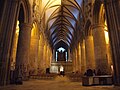 บริเวณกลางโบสถ์แบบโรมาเนสก์ผสมกอธิค--เสาเป็นแบบโรมาเนสก์แต่เพดานเป็นแบบกอธิค--ภายในมหาวิหารกลอสเตอร์ในอังกฤษ