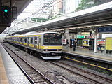 JR中央·總武線各站停車列車，列車左側可見總武線的0公里標誌（2005年1月）