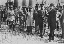 La usona generalo Pershing bonvenigas al la generalo Dumas (kun klara uniformo en la centro), 1917