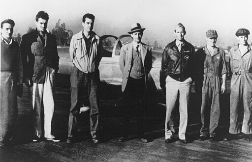 Trois des fondateurs du JPL sont présents sur cette photo : Jack Parsons est le deuxième à partir de la gauche, E.S. Foreman le troisième et Frank Malina le quatrième (12 août 1941).