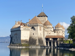 قلعة شيلون في بحيرة جنيف.
