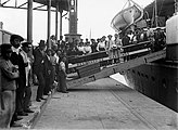 Inmigrantes europeos desembarcando en Argentina, a fines del siglo XIX.