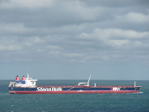 Tanker Stena Victory, een V-MAX, tijdens de aanloop van LOOP vanaf de rede. De ramp met de Exxon Valdez was de aanzet om wetgeving in te voeren die dubbelwandige tankers voorschrijft, een maatregel die niet door alle experts als de beste oplossing wordt gezien. Waar een dubbele wand de gevolgen na een ramp moet beperken, ontwikkelde Concordia Maritime de Stena V-MAX, een VLCC met twee schroeven, twee roeren en twee gescheiden machinekamers, waardoor een enkele fout niet direct leidt tot een stuurloos schip, waardoor de kans op een gronding afneemt.