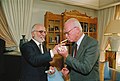 El Rei Hussein encén el cigarret de Yitshaq Rabbín en la residència real d'Àqaba, poc després de la signatura del tractat de pau, el 26 d'octubre de 1994