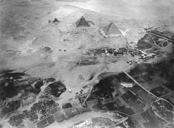 أهرام الجيزة، بمصر. من اليسار إلى اليمين: منقرع، خفرع، خوفو. ألتُقطت الصورة من منطاد من على علوّ 600 متر تقريبًا عن سطح الأرض، سنة 1904م.