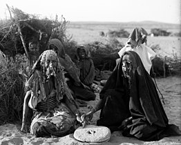 Bédouines de Beer-Sheva au visage voilé, Palestine ottomane, v. 1900-1920