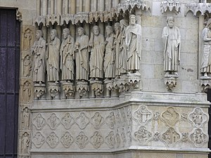 Portail du Jugement dernier, statues d'apôtres du piédroit de droite. De gauche à droite : Pierre, André, Jacques le Majeur, Jean, Simon ou Jude, Barthélémy, puis les prophètes Isaïe et Jérémie.