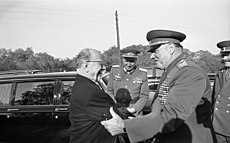 Maršal Jakubovskij (vpravo) si podáva ruku s východonemeckým politikom Walterom Ulbrichtom