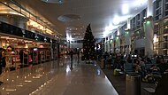 Wartebereich und Duty-Free-Shops (mit Weihnachtsdekor 2014)