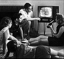 An American family gathering to watch television (1958)
