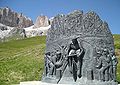 Il monumento a Coppi posto il 2 luglio 2000 sul Passo Pordoi dal comune di Canazei.