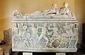 Sarcofago con coppia di defunti; il fregio rappresenta la caccia al cinghiale di Calidone, vinto dall'eroe Meleagro e dall'eroina Atalanta. Marmo proconneso, arte romana.