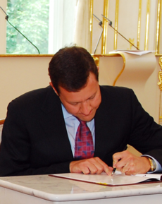 Daniel Lipšic pri podpise dohody o spolupráci s Dnepropetrovskou oblasťou v roku 2011