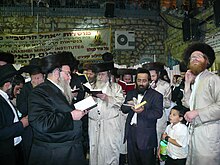 יהודים חרדים עם לבוש ירושלמי המזוהה עם חלק מקהילות העדה החרדית מבני הישוב הישן בירושלים