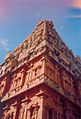 Vista do vimâna (ou rajâgopuram) em baixo contra-ângulo
