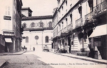 Photo ancienne de l'hôtel Richelieu Saint-Martin, rue du Château-Vieux. L'église de la Madeleine est en arrière-plan.