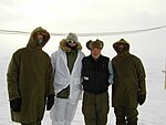 Ben Browder, Richard Dean Anderson, Barry Campbell et Amanda Tapping sur le lieu de tournage, en Arctique.