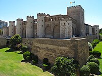 Der Palacio de la Aljafería mit rekonstruierter maurischer Festungsmauer