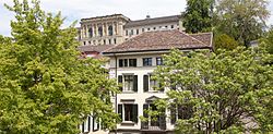 Das Archiv für Zeitgeschichte direkt unterhalb des Hauptgebäudes der ETH Zürich